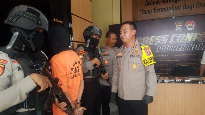 
 Kapolres Kolaka, AKBP Resza Ramadianshah berbincang dengan tersangka WL usai menggelar konferensi pers di Mapolres Kolaka, Jumat (28/4/2023) terkait kasus pencurian.