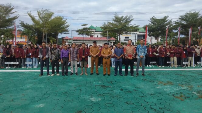 
 Pelepasan mahasiswa KKN USN Kolaka di halaman Kantor Bupati Kolaka, Senin (5/8/2024).