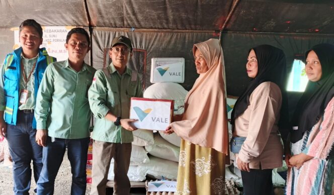 
 PT Vale IGP Pomalaa menyerahkan bantuan kepada korban kebakaran Pomalaa, Kamis (10/7/2025).