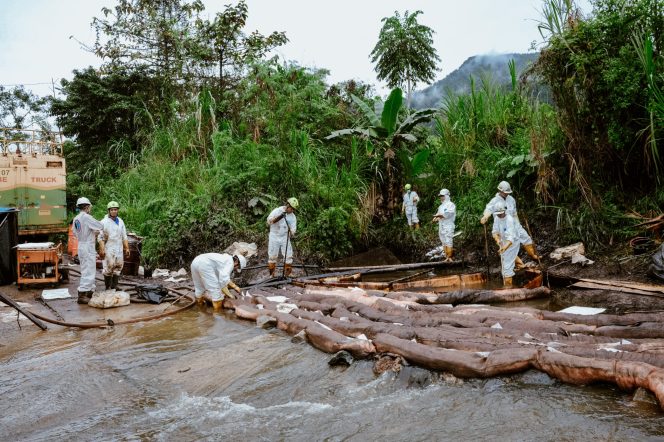 
 Tumpahan minyak di Towuti.