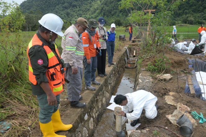 
 Tim dari DRRC UI bersama DLH Luwu Timur dan PT GEL melakukan pengujian independen atas kebocoran pipa minyak di Towuti.