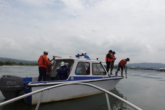 
 PT Vale melakukan pemantauan kualitas air di kawasan Danau Towuti.