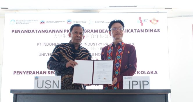 
 Penyerahan bantuan pendidikan dilakukan secara simbolis oleh Direktur Utama PT IPIP, Ning Jiancheng, kepada Rektor USN Kolaka, Nur Ihsan, di Aula FPPP USN Kolaka, Kamis (4/9/2025).