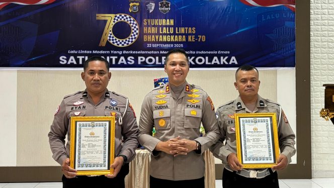 
 Kapolres Kolaka, AKBP Yudha Widyatama Nugraha, memberikan penghargaan kepada personel Satlantas Polres Kolaka atas loyalitas dan dedikasinya dalam program Polri Hadir 24 Jam.