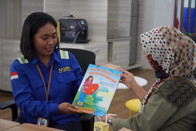 
 Penyerahan donasi buku perpustakaan jendela dunia Tokalimbo.