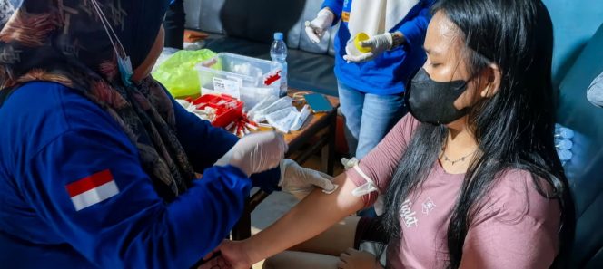 
 Petugas kesehatan melakukan pemeriksaan di tempat hiburan malam.