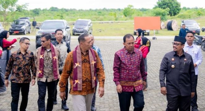 
 Wamendiktisainstek RI, Prof. Fauzan didampingi Rektor USN Kolaka Nur Ihsan dan Bupati Buton Tengah Azhari.