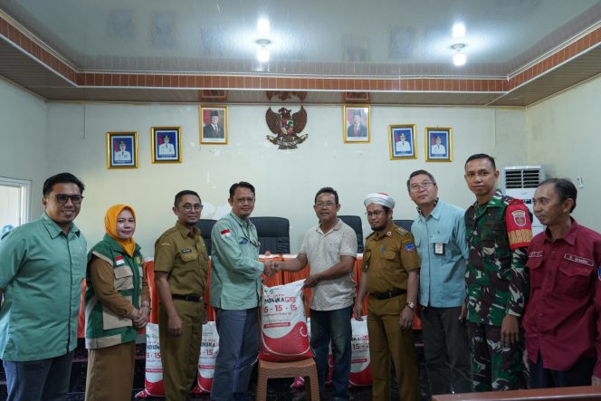 
 PT Vale IGP Pomalaa Salurkan Bantuan Pupuk ke Petani Huko-huko