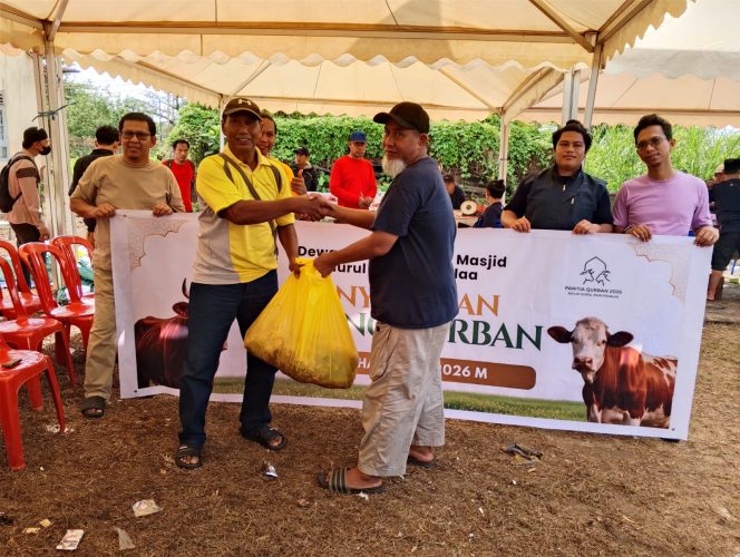 
 Antam Salurkan Ribuan Paket Daging Kurban