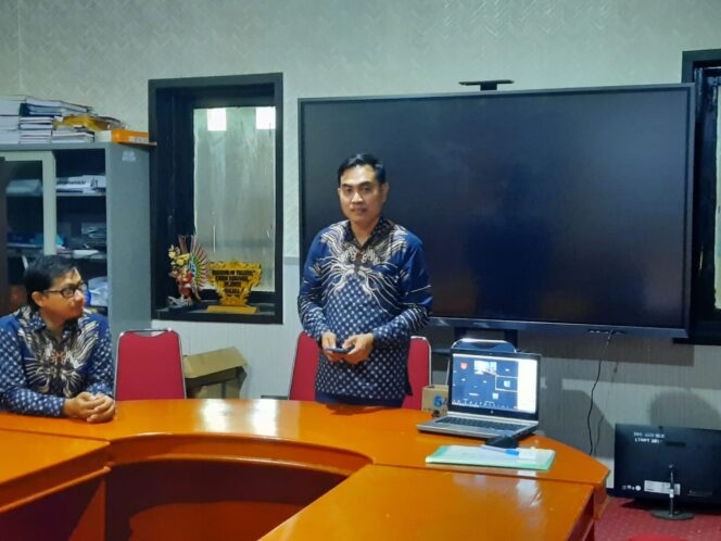
 Ir. Sahrul Poalahi Salu, S.T., M.T.,IPM. Asean.Eng (berdiri) saat memaparkan visi misinya sebagai Dekan FST USN Kolaka dihadapan anggota senat dan Rektor USN Kolaka.