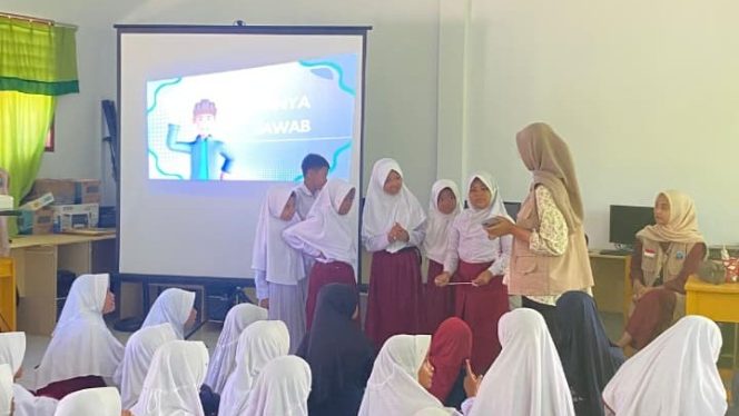 
 Mahasiswa USN Kolaka sosialisasikan CBPR ke siswa SDN 01 Tamboli.