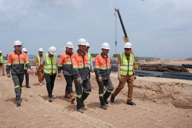 
 Bupati Kolaka, Amri, meninjau kawasan industri IPIP.