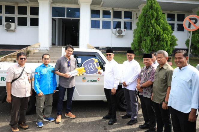 
 PT ANTAM Tbk UBP Nikel Kolaka menyerahkan bantuan armada pengangkut sampah ke Pemkab Kolaka.