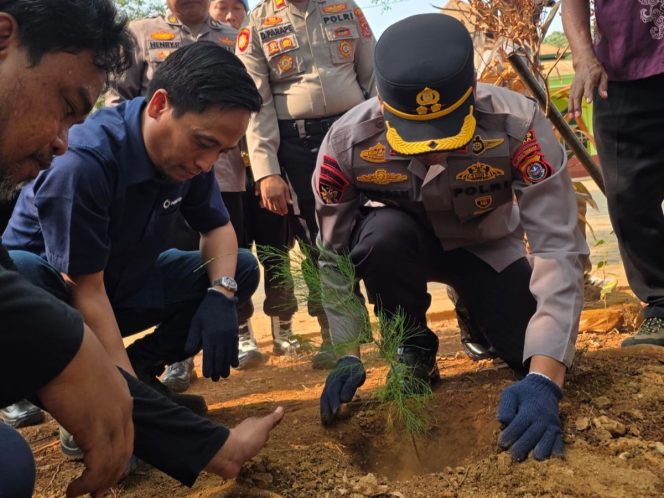
 Sinergi Jaga Kelestarian Lingkungan, Antam dan Polres Kolaka Menanam Bibit Cemara Laut